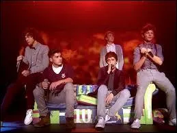 Dans More Than This, comment sont-ils placs au tout dbut, pendant le premier solo de Liam ? [La droite et gauche d'aprs nous]