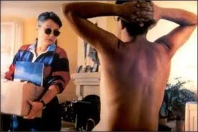 Dans quel film, Alain Chabat se dandine-t-il, zizi  l'air, devant Josiane Balasko ?