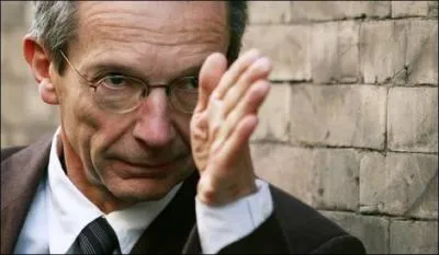 Dans l'ouverture de quel film de Patrice Leconte un personnage se venge-t-il d'un autre en lui urinant dessus ?