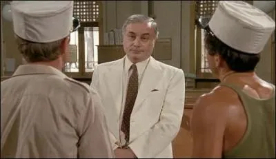 Dans  Les Morfalous  d'Henri Verneuil, comment meurt le personnage interprt par Franois Perrot ?