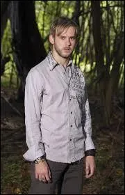 Aprs que l'avion dans lequel il tait se soit crash, il s'est rapproch d'une personne en particulier :