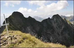 La monte est trs arienne et mon nom peut supposer la dangerosit de l'ascension dconseille par temps de pluie. Mon sommet culmine  2 243 m :