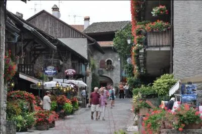 Village mdival fortifi situ sur les rives du lac Lman. Je suis class parmi les plus beaux villages de France. Je suis l'une des destinations touristiques les plus prises du Chablais franais. Je suis rcompens chaque anne depuis 1959 dans le cadre du concours des villes et villages fleuris. Qui suis-je ?