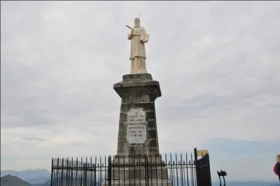 Culminant  1 545 m d'altitude, mon sommet est sur la commune de Lullin. Une statue de Saint Franois de Sales domine le sommet. On est toujours admiratif face  la vue magnifique sur le lac Lman et les montagnes du Chablais. Qui suis-je ?
