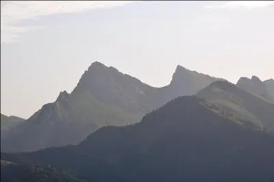 Ma silhouette caractristique attire forcment l'oeil depuis le lac. Mon sommet culmine  2 222 m. Ma forme ressemble  une canine. Quelle montagne suis-je ?