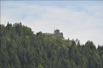 Situe  1 327 m d'altitude j'ai t leve en 1489 par 52 chefs de famille du Vailly. Mon dpart se fait au col du Feu et la monte pour me rejoindre dure environ 30 min. Une messe y est clbre tous les 15 aot :