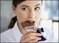 Elle (manger) du chocolat.