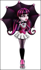 Quel accessoire a-t-elle dans les mains ?