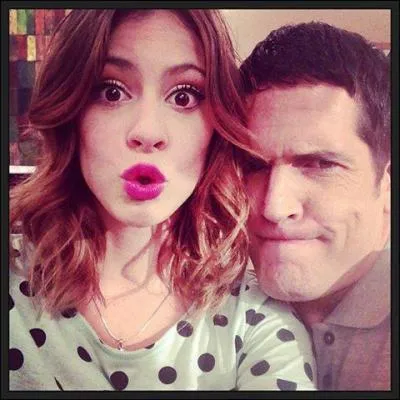 Martina Stoessel parle espagnol et aussi :