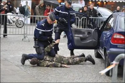 ''Interpeller'' est le seul verbe en ''-eller'' que l'on peut prononcer [euler]. Quel verbe n'est PAS un synonyme d'interpeller ?