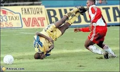 C'est avoir la tte  l'envers ! Un tacle par derrire dans la surface de rparation vaut-il un penalty ?