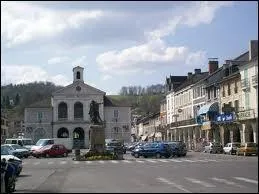 Nous sommes sur la place centrale de la commune de Nay. Cette commune du 64 se situe en rgion ...