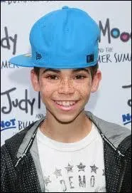 Il joue le rle d'un garon du nom de Luke dans  Jessie . Comment s'appelle-t-il ?