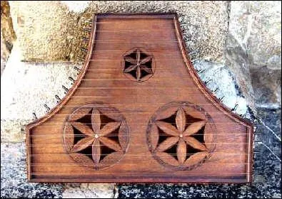 C'est un instrument de musique à cordes du Moyen Âge. Quel est son nom ?