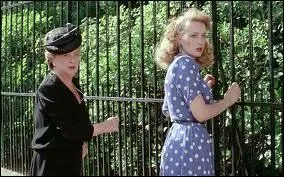 Voici Pauline Lafont aux cts de Jacqueline Maillan. Elle joue le rle de ...