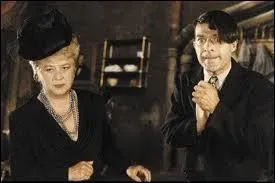 Nous retrouvons Martin Lamotte aux cts de Jacqueline Maillan. Transform en coiffeur un peu poltron et lgrement effmin, il joue le rle de...