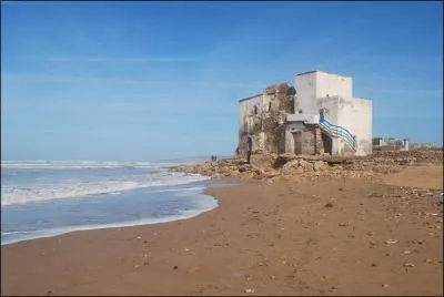 Quel est le nom de la grande plage, ddie au surf,  27 km au sud d'Essaouira ?