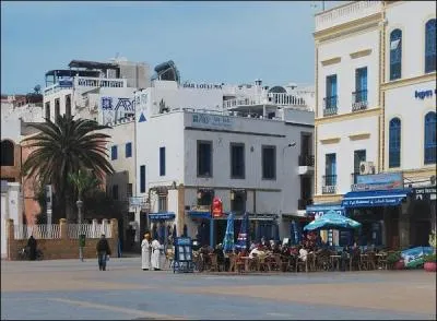 O pouvons-nous boire une bire frache tout en bnficiant d'une vue plongeante sur la place Moulay Hassan ?