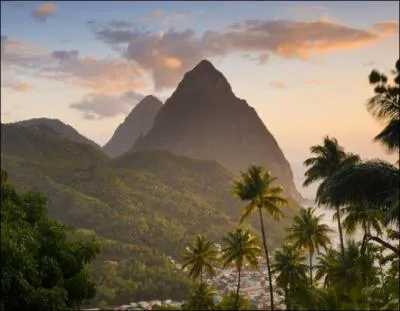 J'adore les paysages tropicaux et en voici un parmi les plus beaux ! Ce sont les pitons ________ de ________ !