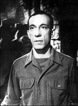 Raymond Bussires, brillant acteur de seconds rles, a jou dans de nombreux films, des annes 1930 aux annes 1980. Dans  Casque d'or , sorti en 1952, il joue aux cts de Serge Reggiani et de :