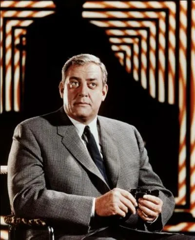 Raymond Burr, acteur canadien, est surtout connu pour ses rles dans deux sries tl  succs, intitules  Perry Mason  et :