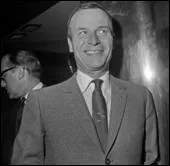 Journaliste et prsentateur du Journal Tlvis dans les annes 1950-60, Raymond Marcillac animait  Tl Dimanche , une mission qui mlait sports et chansons et qui comportait un tl crochet qui s'appelait :