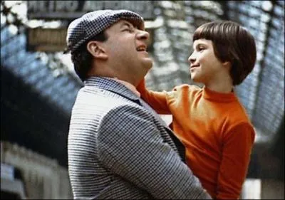  Zazie dans le mtro , clbre roman de Raymond Queneau, fut adapt au cinma par Louis Malle en 1960. Qui interprtait Gabriel, l'oncle de l'hrone ?