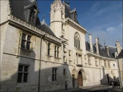 Bourges, la prfecture possde quelques belles demeures dont celle d'un personnage qui fut grand argentier du roi Charles VI et qui mourut en disgrce, qui tait-il ?
