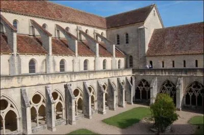 Comment s'appelle cette abbaye situe prs de Brure-Allichamps, un des sites cisterciens majeurs en Europe, pose dans un crin de verdure ?