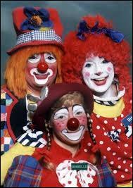 Dans ce grand cirque, la comdie ne me changera pas, j'n'ai jamais eu peur de devoir tourner le dos, et dans ce bal, les masques, les clowns ne m'impressionnent pas, je peux jouer s'il le faut, je suis ?