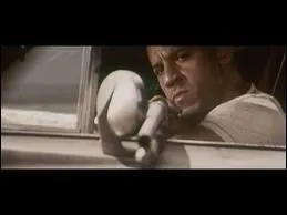 En Californie il est illgal de tirer au fusil sur quoi que ce soit depuis sa voiture, sauf si c'est ... .