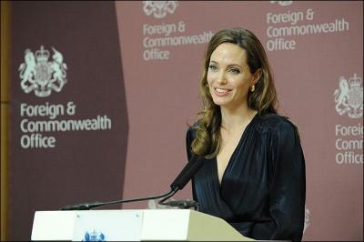 Selon Forbes, quel serait le salaire annuel de Angelina Jolie ?