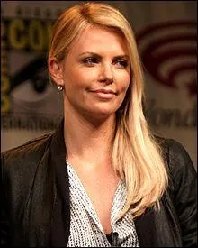 Charlize Theron a gagn 15 millions d'euros pour avoir tourn dans  Prometheus .