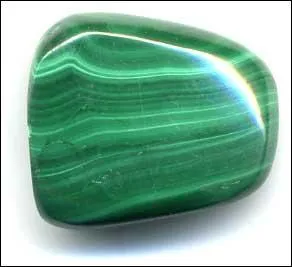 Comment s'appelle ce vert d'une jolie pierre fine, qui se forme dans la zone d'oxydation des sulfures de cuivre ?