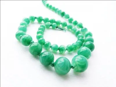 Comment nomme-t-on ce vert, d'une jolie pierre fine, qui, selon la croyance indienne, passait pour gurir les maux de reins et les coliques nphrtiques mais aussi pour loigner les mauvais esprits ?