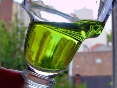 Quel est ce vert subtil, issu d'une boisson trs alcoolise et en vogue au XIXme, qu'on nommait d'ailleurs  la fe verte  ?
