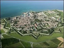 Laquelle de ces communes de Charente-Maritime a t fortifie par Vauban ?