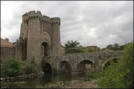 Dans quelle ville des Deux-Svres peut-on admirer le pont fortifi Saint-Jacques ?