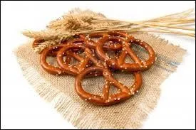 Trs rpandu en Alsace, j'accompagne parfaitement la bire, le pain poch en forme de nud, je suis :