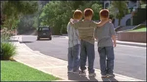 Ceux-l sont de terribles pestes, qui rendent leur mre totalement dingue parfois. Ici, elle finit par les dposer au bord de la route. Qui est cette mre qui ose tre indigne ?