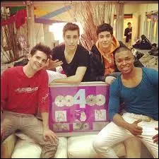 Qui Camila va-t-elle embrasser dans une calche ?