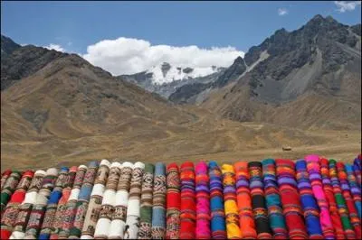 Quel pays est-il moins vaste que le Prou ?