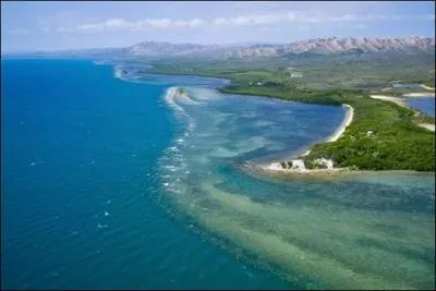 Lequel de ces tats est-il moins vaste que la Nouvelle-Caldonie ?