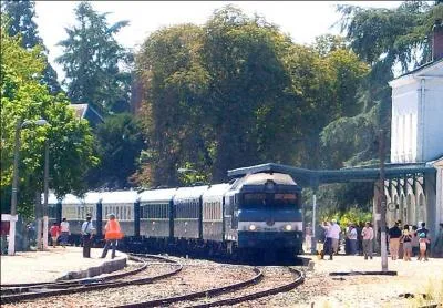 Le train de nuit de la SNCF et de la compagnie des wagons-lits, s'appelait :  le train bleu . quelles villes reliait-il ?