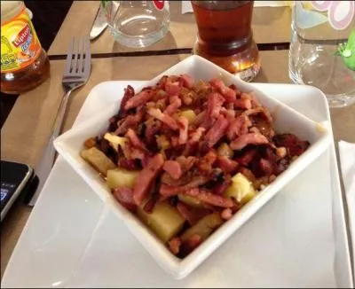 Maintenant qu'on a fait le tour de la poutine et que vous en connaissez ses abstractions (pour ne pas dire aberrations) gastronomiques, saviez-vous qu'en France, vous pourrez trouver un restaurant qui sert cette poutine cochonne ? Eh oui, on va vous contaminer ! Elle est faite, en plus des ingrdients classiques, de lardons, poivrons et oignons. Mais dans quelle ville la trouverez-vous ?