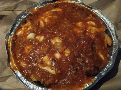 Ensuite, vient sa variante la plus clbre, constitue de frites, de sauce  spaghetti et du fromage de la question 1. Elle s'appelle...