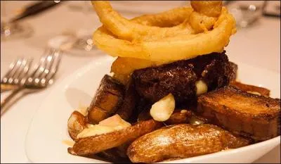 Toujours de ce restaurant du Vieux-Montral, voici la poutine que l'on a appele the mchant Poutine. Elle est faite de...