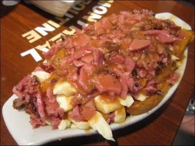 Voici la poutine faite avec la viande la plus clbre de Montral. Une spcialit ! C'est la poutine ... .
