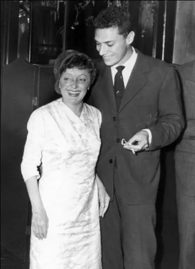 Cette chanson raconte la rencontre d'une prostitue avec un client riche. Elle lui dit :  Allez, venez... ... ... ... . , vous asseoir  ma table. Il fait si froid dehors.   Qui a crit ces paroles ?