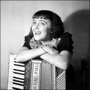  La fille de joie est belle. Son homme est un artiste. C'est un drle de p'tit gars, un... ... ... qui sait jouer la java.   Qui sait jouer la java ?